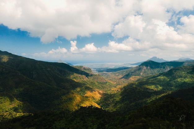 Widok z lotu ptaka na góry i pola na wyspie Mauritius.Krajobrazy Mauritiusa.