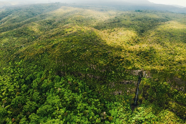 Widok z lotu ptaka na góry i pola na wyspie Mauritius.Krajobrazy Mauritiusa.