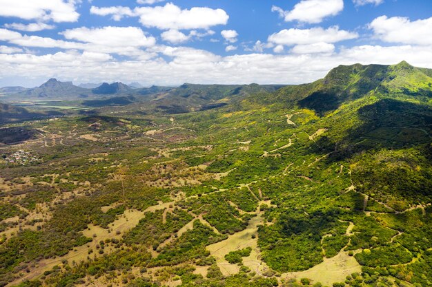 Widok z lotu ptaka na góry i pola na wyspie Mauritius.Krajobrazy Mauritiusa.