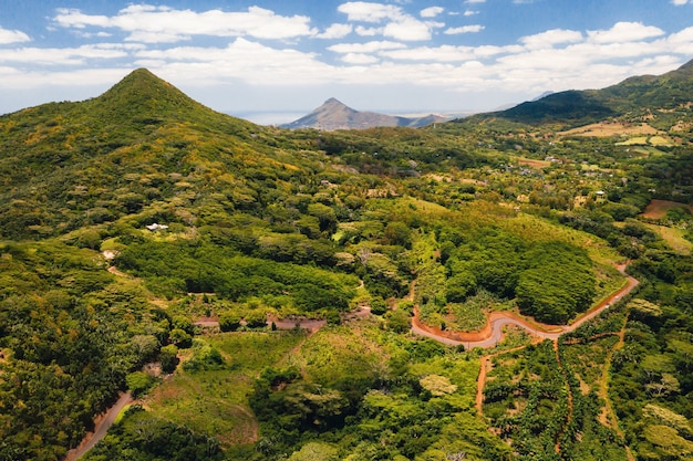 Widok z lotu ptaka na góry i pola na wyspie Mauritius.