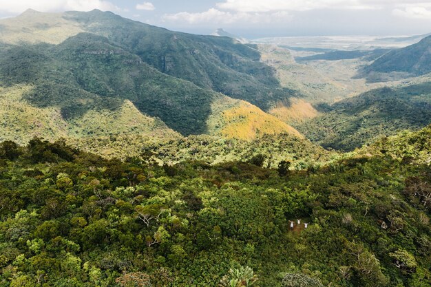 Widok z lotu ptaka na góry i pola na wyspie Mauritius.