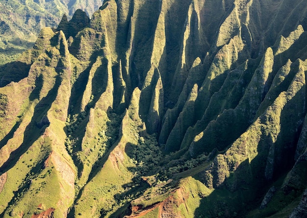 Widok z lotu ptaka na góry Na Pali i krajobraz hawajskiej wyspy Kauai z lotu helikopterem