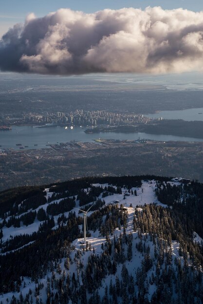 Widok z lotu ptaka na Grouse Mountain i Vancouver Downtown City BC Kanada