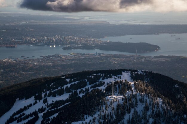 Widok z lotu ptaka na Grouse Mountain i Vancouver Downtown City BC Kanada