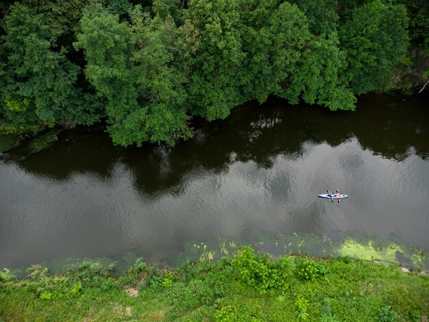 Widok Z Lotu Ptaka Na Grupę Kajaków Płynących Po Leśnej Rzece W Letni Dzień