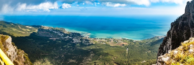 Widok z lotu ptaka na hipnotyzującą malowniczą panoramę wzgórz i gór oraz nadmorską wioskę