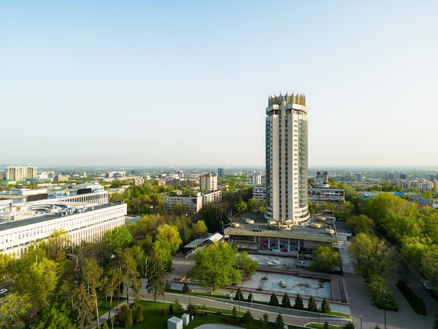 Widok z lotu ptaka na hotel Kazachstan w mieście Ałmaty