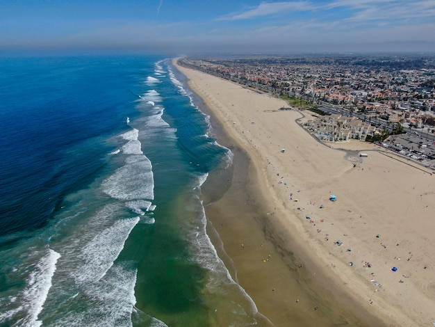 Widok z lotu ptaka na Huntington Beach na południowy wschód od Los Angeles w Kalifornii