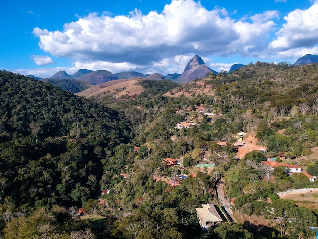 Widok z lotu ptaka na Itaipava, Petrópolis. Góry z błękitnym niebem i chmurami wokół Petrópolis, górzysty region Rio de Janeiro w Brazylii. Zdjęcie z drona. Słoneczny dzień.