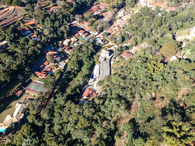 Widok z lotu ptaka na Itaipava, Petrópolis. Góry z błękitnym niebem i chmurami wokół Petrópolis, górzysty region Rio de Janeiro w Brazylii. Zdjęcie z drona. Słoneczny dzień.