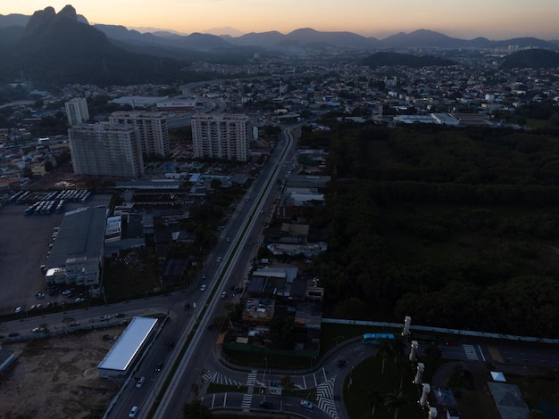 Widok z lotu ptaka na Jacarepagua w Rio de Janeiro Brazylia Budynki mieszkalne i góry w tle Słoneczny dzień Zachód słońca Zdjęcie drona