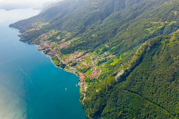 Widok z lotu ptaka na jezioro Como. Koncepcja pocztówki podróży. Wybrzeże Lago di Como z wieloma wioskami.