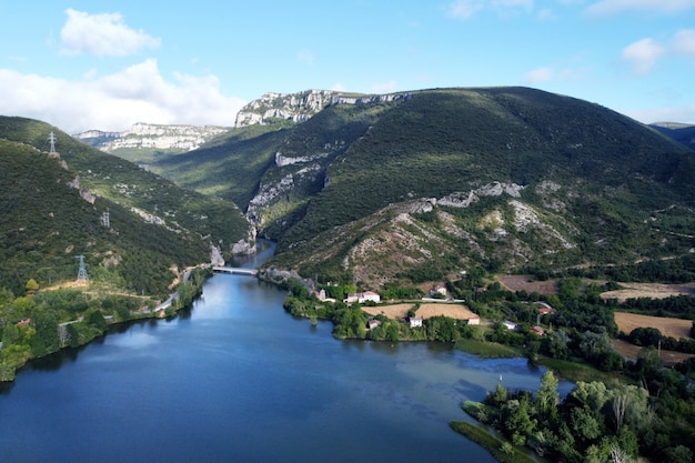 Widok z lotu ptaka na jezioro El Sobron i kanion rzeki Ebro w Burgos, Hiszpania