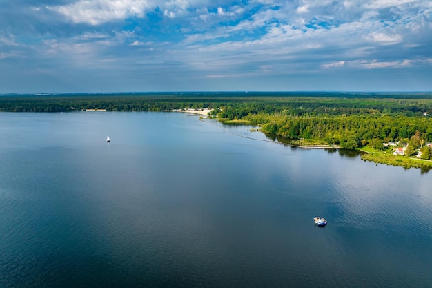 Zdjęcie widok z lotu ptaka na jezioro i park narodowy muggelsee w niemczech