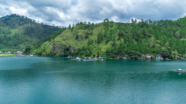 Widok z lotu ptaka na jezioro Laut Tawar w prowincji Takengon Aceh Tengah Aceh, Indonezja