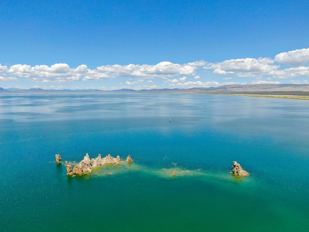 Widok z lotu ptaka na jezioro Mono z formacjami skalnymi tufu w sezonie letnim Mono County California