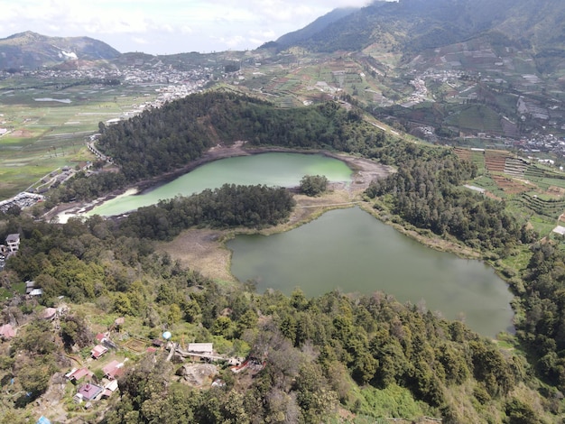 Widok z lotu ptaka na jezioro Telaga Warna w Dieng Wonosobo Indonezja