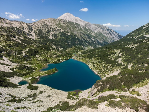 Widok z lotu ptaka na jezioro w górach Pirin z błękitną czystą wodą Bansko Bulgaria