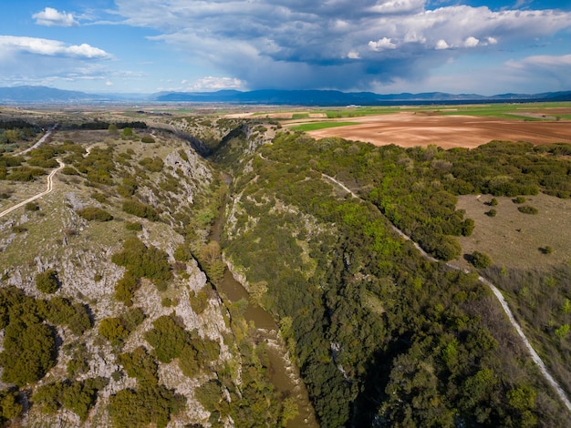 Widok z lotu ptaka na kanion Aggitis w Grecji oferuje zapierający dech w piersiach widok z lotu ptaka na strome klify krętej rzeki i bujną roślinność, które składają się na ten cud natury
