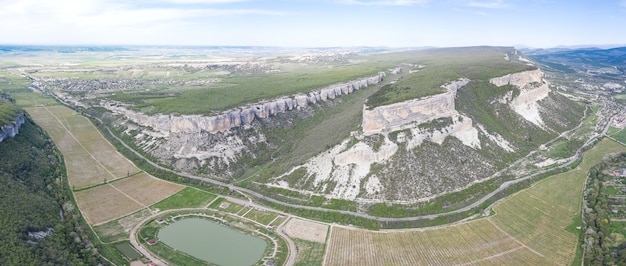 Widok z lotu ptaka na kanion Belbek na Krymie.