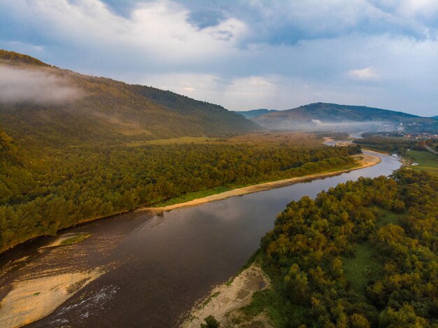 Widok z lotu ptaka na Karpaty o zachodzie słońca