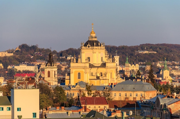 Widok z lotu ptaka na katedrę św. Jerzego i stare miasto we Lwowie na Ukrainie Pejzaż Lwowa Widok z dzwonnicy kościoła św. Olhy i Elżbiety