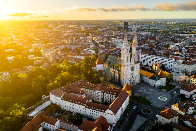 Widok z lotu ptaka na katedrę w Zagrzebiu o wschodzie słońca Chorwacja