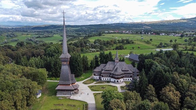 Widok Z Lotu Ptaka Na Klasztor Peri Sapanta, Najwyższą Drewnianą Konstrukcję W Europie. Klasztor Znajduje Się W Regionie Maramures W Rumunii.