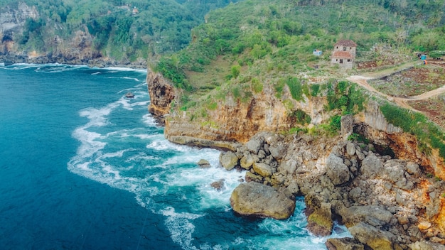 Widok z lotu ptaka na klify plaży w Gunungkidul Yogyakarta