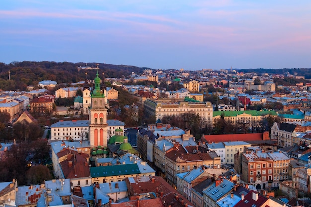 Widok z lotu ptaka na kościół Wniebowzięcia NMP i zabytkowe centrum Lwowa Ukraina Lwów Pejzaż miejski Widok z ratusza we Lwowie