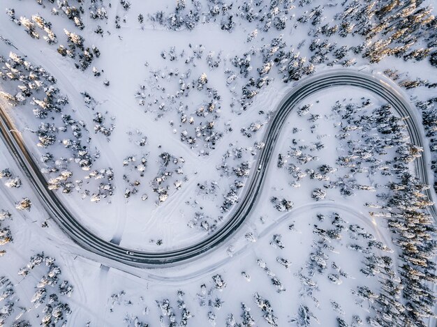 Widok Z Lotu Ptaka Na Krętej Wietrznej Drodze W Pokrytym śniegiem Lesie W Zimie Finlandia Laponia Widok Z Góry