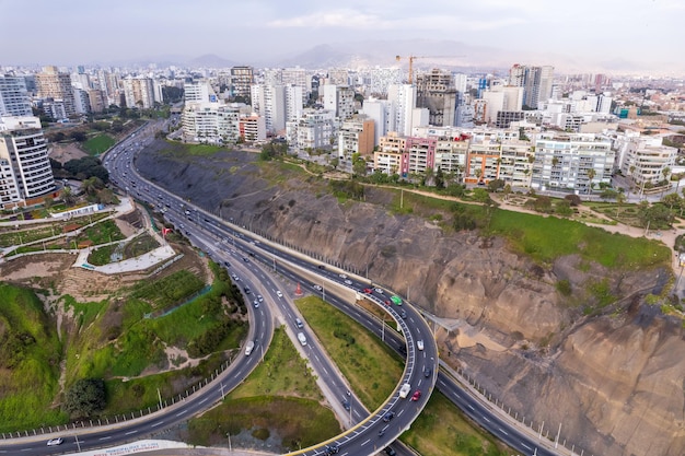 Widok z lotu ptaka na La Costa Verde i promenadę Miraflores w Lima