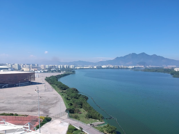 Widok z lotu ptaka na lagunę Jacarepagua w Rio de Janeiro. Słoneczny dzień. Góry i budynki w tle. Zdjęcie z drona.