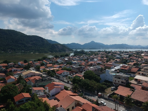 Widok z lotu ptaka na lagunę Piratininga w NiterÃ³i, Rio de Janeiro. Słoneczny dzień. Zdjęcie z drona.