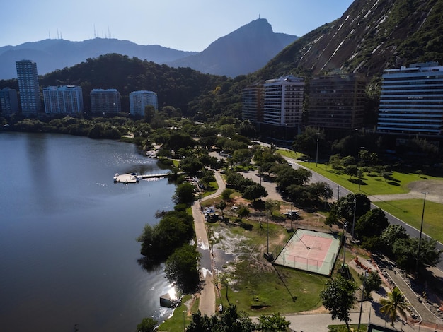 Widok Z Lotu Ptaka Na Lagunę Rodrigo De Freitas Południowa Strefa Rio De Janeiro Brazylia W Tle Plaże Ipanema I Leblon Słoneczny Dzień Samochody Podróżujące Avenida Epitacio Pessoa Zdjęcie Drona