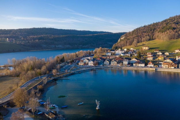 Zdjęcie widok z lotu ptaka na le pont na północnym krańcu jeziora lac de joux w szwajcarii