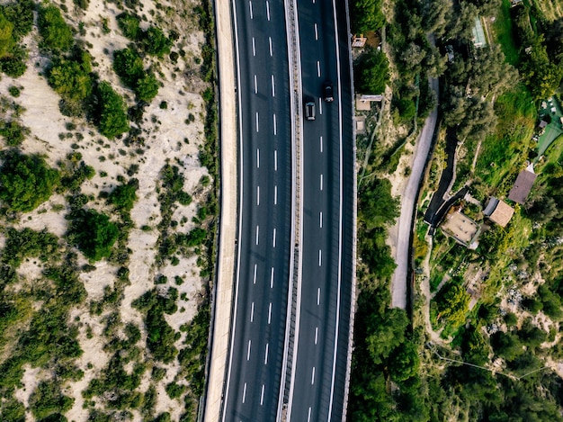 Widok z lotu ptaka na letni krajobraz z drogą Autostrada z samochodami na wsi Włochy Fotografia dronowa