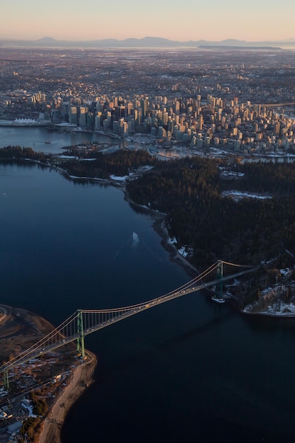 Widok z lotu ptaka na Lions Gate Bridge Stanley Park i Downtown City