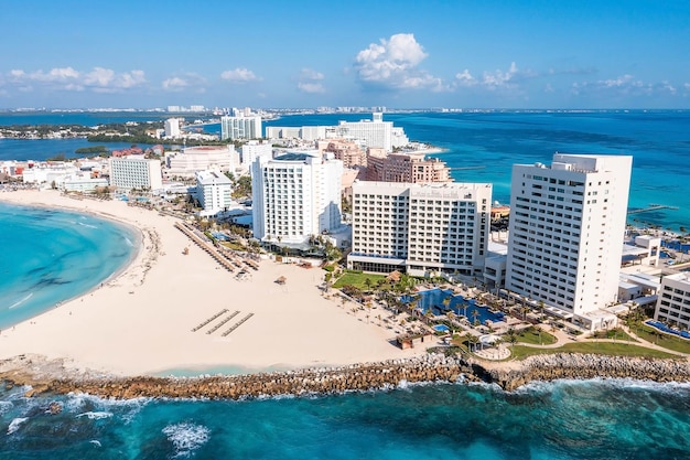 Widok Z Lotu Ptaka Na Luksusowe Hotele W Cancun Przy Plaży Punta Norte W Meksyku. Luksusowe Kurorty Położone Nad Samym Brzegiem Morza Karaibskiego.