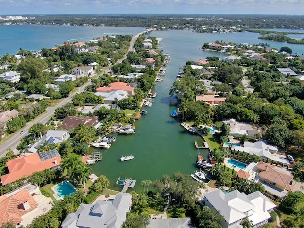 Widok z lotu ptaka na luksusowe wille i ich prywatną łódź w Bay Island w Sarasocie na Florydzie USA