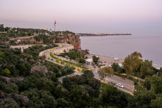 Widok z lotu ptaka na malowniczą i popularną plażę w kurorcie antalya