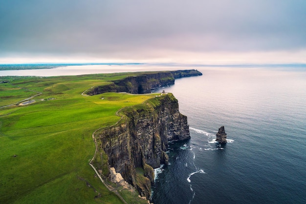 Widok z lotu ptaka na malownicze klify Moher w Irlandii