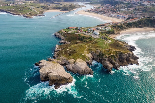 Widok z lotu ptaka na malowniczy krajobraz wybrzeża w suances cantabria w hiszpanii