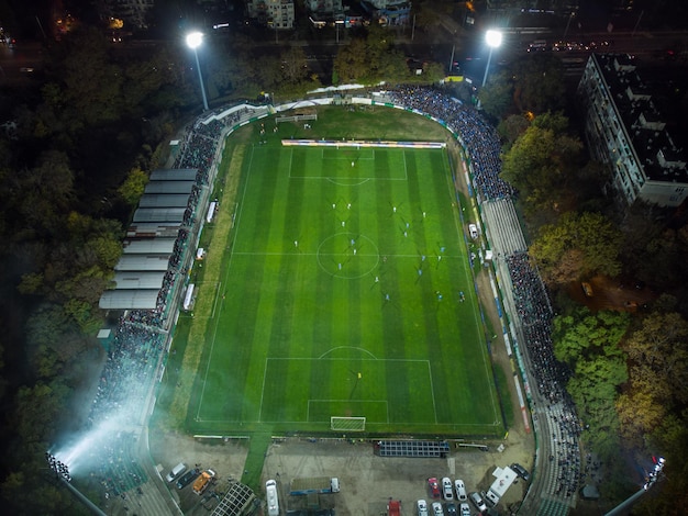 Widok z lotu ptaka na mecz piłki nożnej Boisko do piłki nożnej i piłkarze z drona