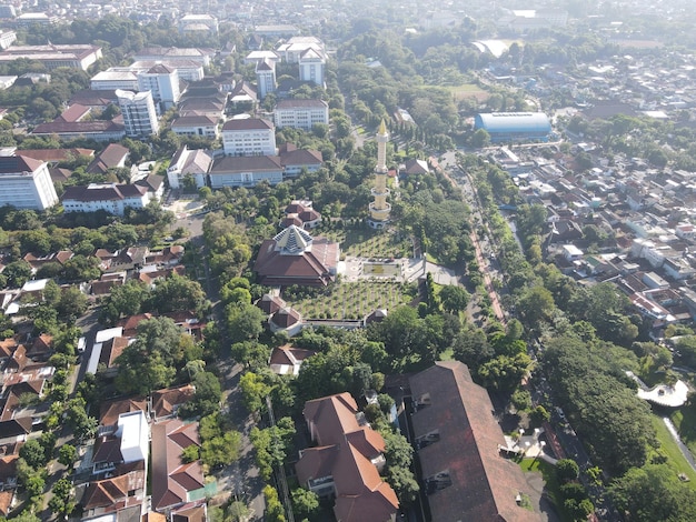 Widok z lotu ptaka na meczet w Yogyakarcie Indonezja