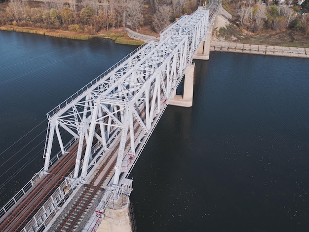 Widok z lotu ptaka na metalowy most kolejowy w sezonie jesiennym.