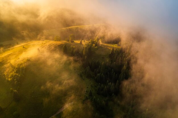 Widok z lotu ptaka na mglisty wschód słońca w górach Karpaty