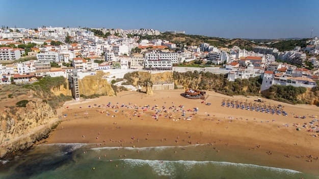 Widok Z Lotu Ptaka Na Miasto Albufeira, Plaża Pescadores, Na Południu Portugalii, Algarve