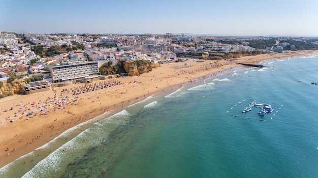 Widok z lotu ptaka na miasto Albufeira, plaża pescadores, na południu Portugalii, Algarve