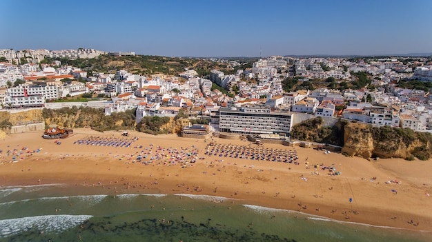 Zdjęcie widok z lotu ptaka na miasto albufeira, plaża pescadores, na południu portugalii, algarve